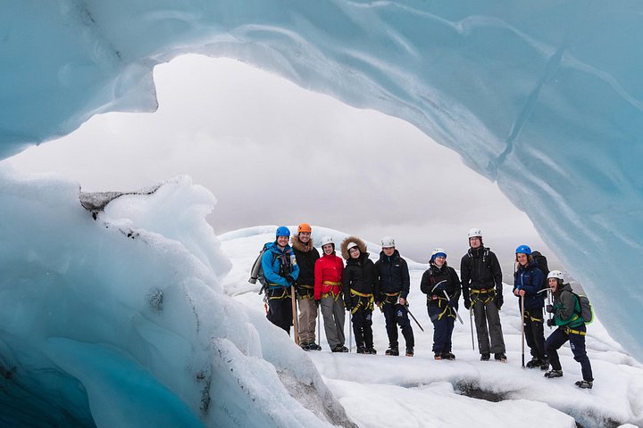 Gletsjervandring i små grupper på Sólheimajökull, Island, med blå is og sprækker, foto 19 | wizardtrip