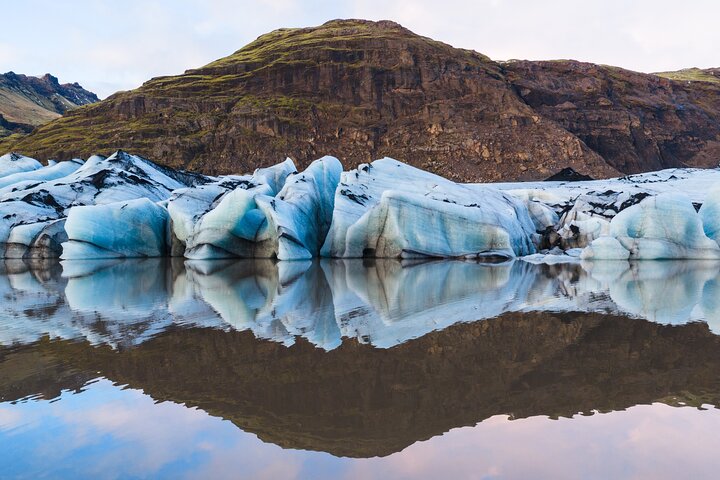 Gletsjervandring i små grupper på Sólheimajökull, Island, med blå is og sprækker, foto 20 | wizardtrip