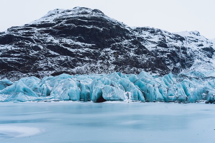 Gletsjervandring i små grupper på Sólheimajökull, Island, med blå is og sprækker, foto 21 | wizardtrip
