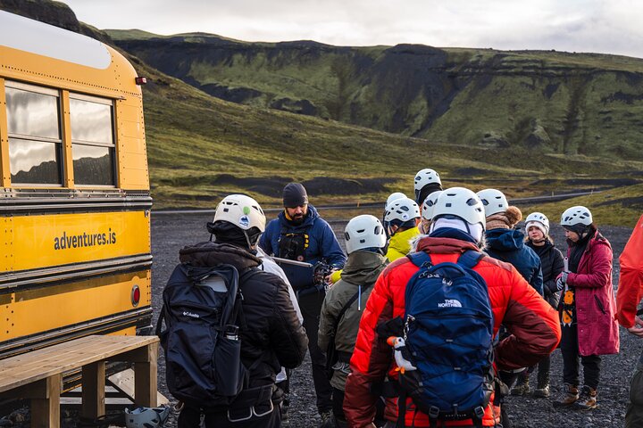 Gletsjervandring i små grupper på Sólheimajökull, Island, med blå is og sprækker, foto 22 | wizardtrip
