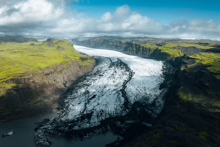 Gletsjervandring i små grupper på Sólheimajökull, Island, med blå is og sprækker, foto 23 | wizardtrip