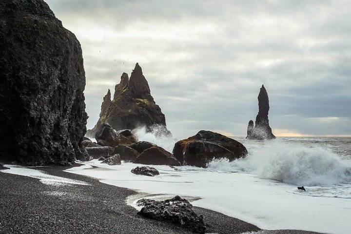 En lille gruppe udforsker Islands fantastiske naturlandskaber, herunder vandfald, gletsjere og geotermiske områder, foto 7 | wizardtrip