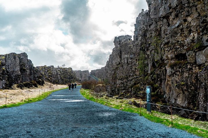 En lille gruppe udforsker Islands fantastiske naturlandskaber, herunder vandfald, gletsjere og geotermiske områder, foto 10 | wizardtrip
