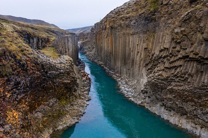 En lille gruppe udforsker Islands fantastiske naturlandskaber, herunder vandfald, gletsjere og geotermiske områder, foto 12 | wizardtrip