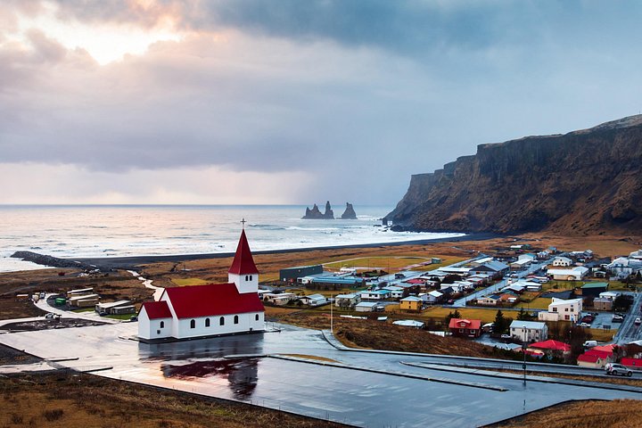 En lille gruppe udforsker Islands fantastiske naturlandskaber, herunder vandfald, gletsjere og geotermiske områder, foto 13 | wizardtrip
