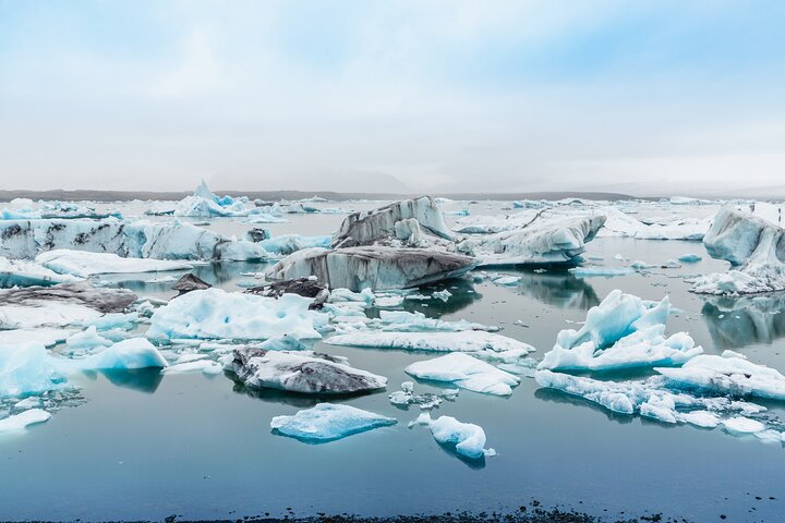 En lille gruppe udforsker Islands fantastiske naturlandskaber, herunder vandfald, gletsjere og geotermiske områder, foto 15 | wizardtrip