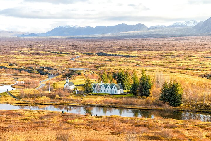 En lille gruppe udforsker Islands fantastiske naturlandskaber, herunder vandfald, gletsjere og geotermiske områder, foto 17 | wizardtrip