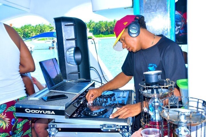 プンタカナでのパーティーボートツアー、シュノーケリング、イルカ、ライブDJ、オープンバー付き、写真3 | wizardtrip