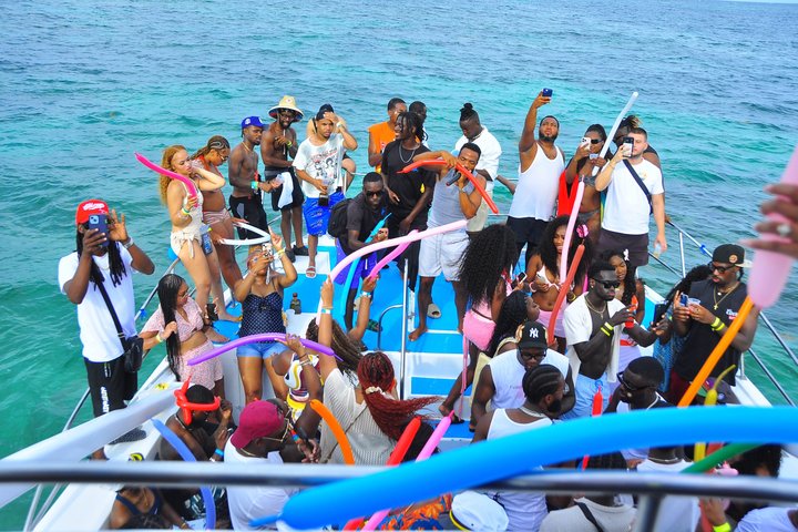 プンタカナでのパーティーボートツアー、シュノーケリング、イルカ、ライブDJ、オープンバー付き、写真47 | wizardtrip