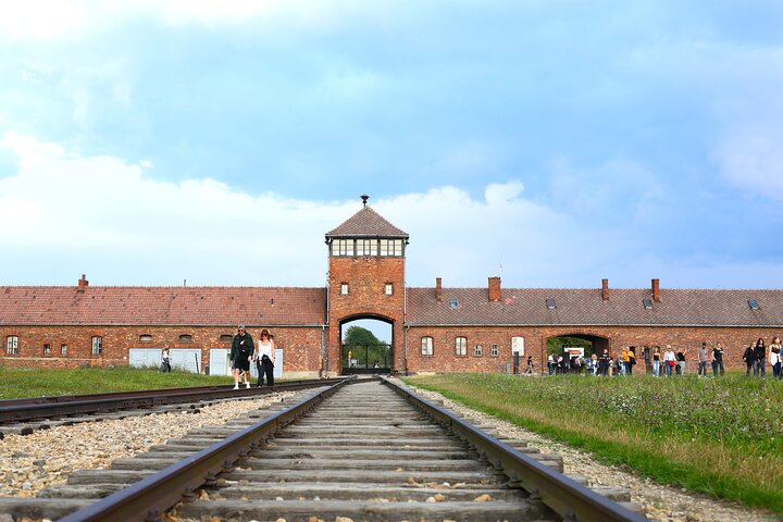 Auschwitz Guided Tour with Minivan Hotel Pickup from Krakow | wizardtrip