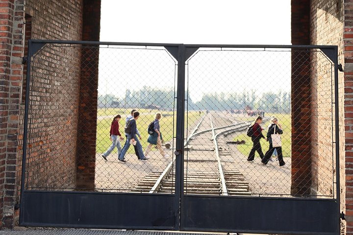 Guided tour of Auschwitz-Birkenau Memorial and Museum from Krakow with hotel pickup, photo 8 | wizardtrip