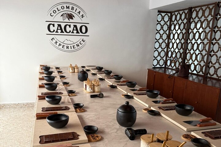 Praktische chocoladeworkshop in Medellín, Colombia, waar deelnemers hun eigen chocoladerepen maken, foto 7 | wizardtrip