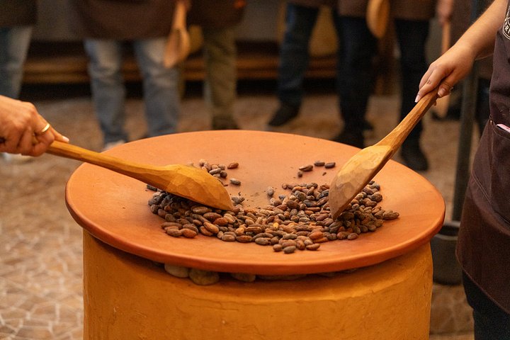 Praktische chocoladeworkshop in Medellín, Colombia, waar deelnemers hun eigen chocoladerepen maken, foto 8 | wizardtrip