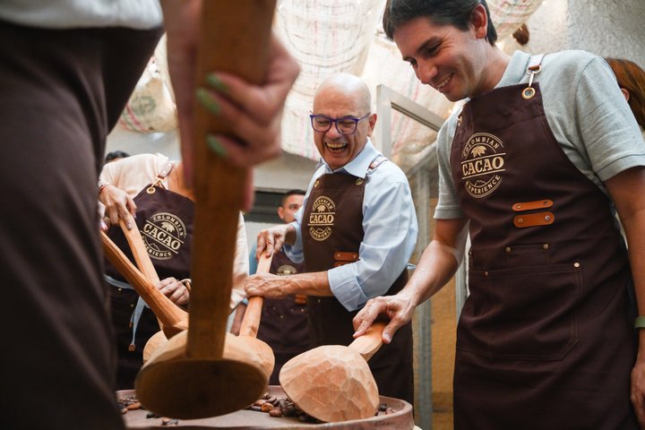 Praktische chocoladeworkshop in Medellín, Colombia, waar deelnemers hun eigen chocoladerepen maken, foto 9 | wizardtrip