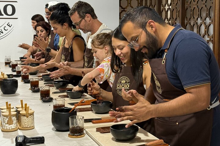 Praktische chocoladeworkshop in Medellín, Colombia, waar deelnemers hun eigen chocoladerepen maken, foto 10 | wizardtrip