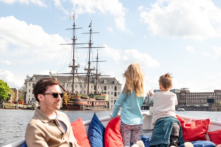 Njut av en naturskön kanalkryssning i Amsterdam med livekommentarer och obegränsade drycker ombord på en lyxbåt, foto 7 | wizardtrip