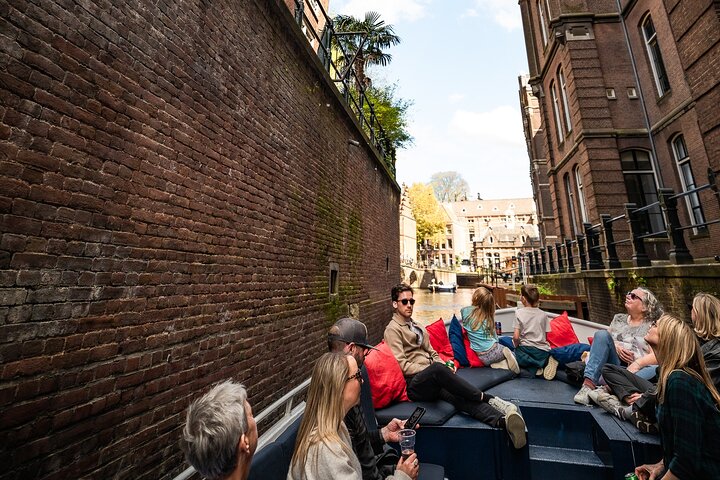 Njut av en naturskön kanalkryssning i Amsterdam med livekommentarer och obegränsade drycker ombord på en lyxbåt, foto 8 | wizardtrip