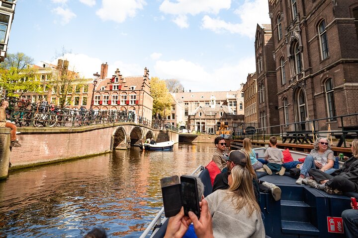 Njut av en naturskön kanalkryssning i Amsterdam med livekommentarer och obegränsade drycker ombord på en lyxbåt, foto 9 | wizardtrip
