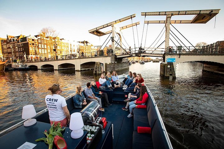 Njut av en naturskön kanalkryssning i Amsterdam med livekommentarer och obegränsade drycker ombord på en lyxbåt, foto 13 | wizardtrip