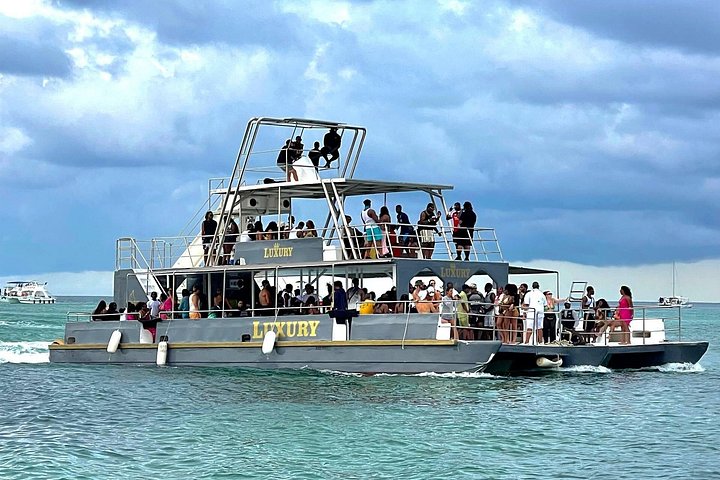 Cruzeiro de barco de festa Hip Hop apenas para adultos em Punta Cana com open bar e paragem em banco de areia, foto 8 | wizardtrip