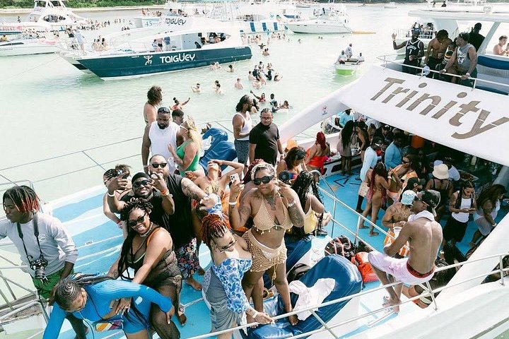 Cruzeiro de barco de festa Hip Hop apenas para adultos em Punta Cana com open bar e paragem em banco de areia, foto 9 | wizardtrip