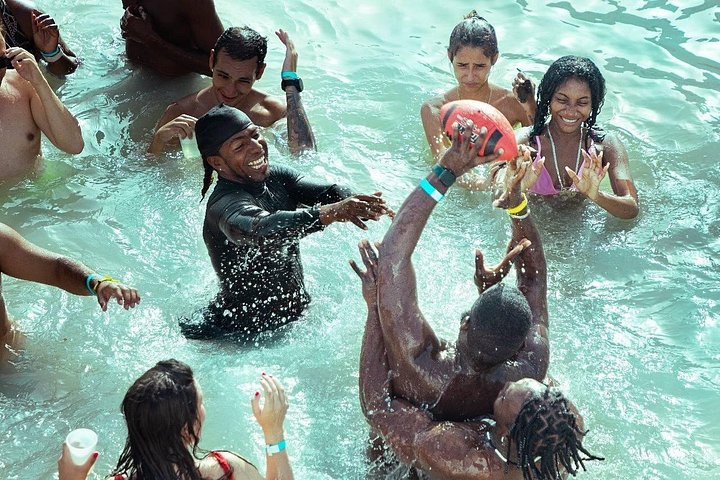 Cruzeiro de barco de festa Hip Hop apenas para adultos em Punta Cana com open bar e paragem em banco de areia, foto 10 | wizardtrip