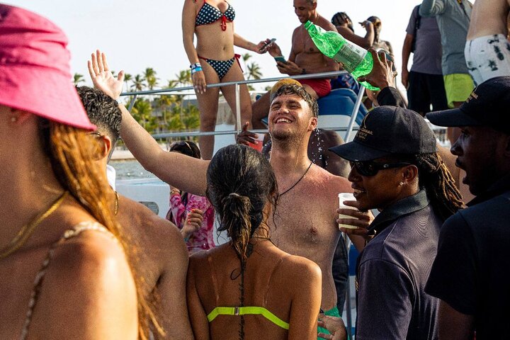 Cruzeiro de barco de festa Hip Hop apenas para adultos em Punta Cana com open bar e paragem em banco de areia, foto 12 | wizardtrip