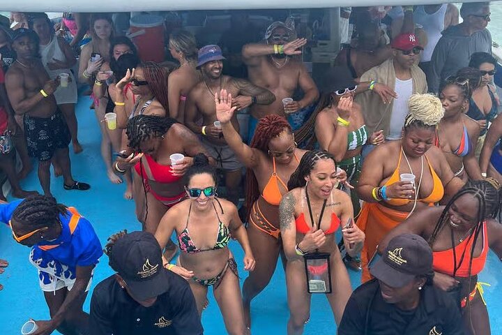 Cruzeiro de barco de festa Hip Hop apenas para adultos em Punta Cana com open bar e paragem em banco de areia, foto 13 | wizardtrip