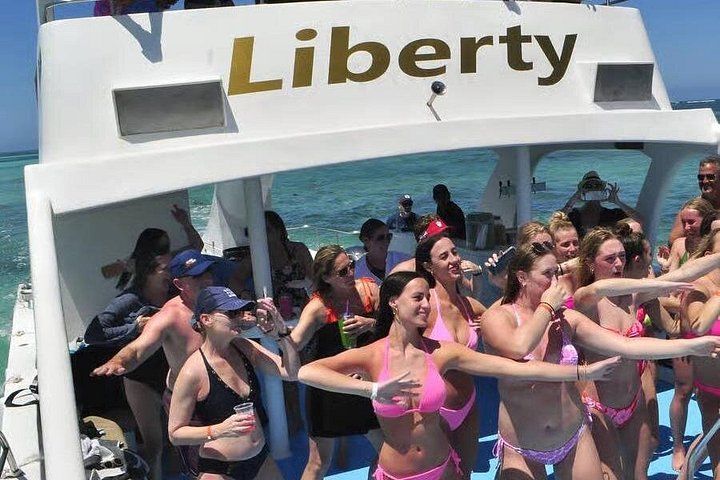 Cruzeiro de barco de festa Hip Hop apenas para adultos em Punta Cana com open bar e paragem em banco de areia, foto 15 | wizardtrip