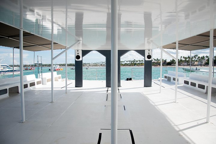 Cruzeiro de barco de festa Hip Hop apenas para adultos em Punta Cana com open bar e paragem em banco de areia, foto 16 | wizardtrip