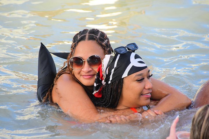 Cruzeiro de barco de festa Hip Hop apenas para adultos em Punta Cana com open bar e paragem em banco de areia, foto 20 | wizardtrip