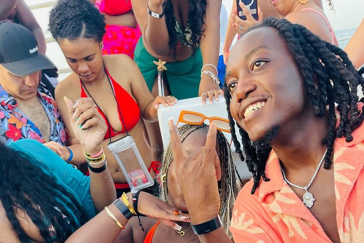 Cruzeiro de barco de festa Hip Hop apenas para adultos em Punta Cana com open bar e paragem em banco de areia, foto 27 | wizardtrip