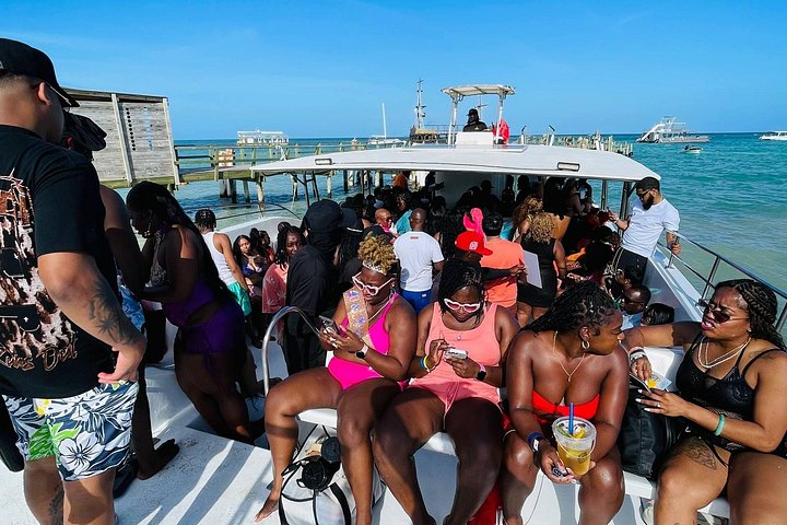 Cruzeiro de barco de festa Hip Hop apenas para adultos em Punta Cana com open bar e paragem em banco de areia, foto 29 | wizardtrip