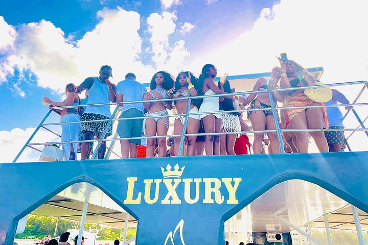 Cruzeiro de barco de festa Hip Hop apenas para adultos em Punta Cana com open bar e paragem em banco de areia, foto 37 | wizardtrip