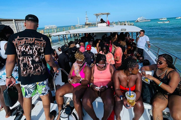Cruzeiro de barco de festa Hip Hop apenas para adultos em Punta Cana com open bar e paragem em banco de areia, foto 43 | wizardtrip