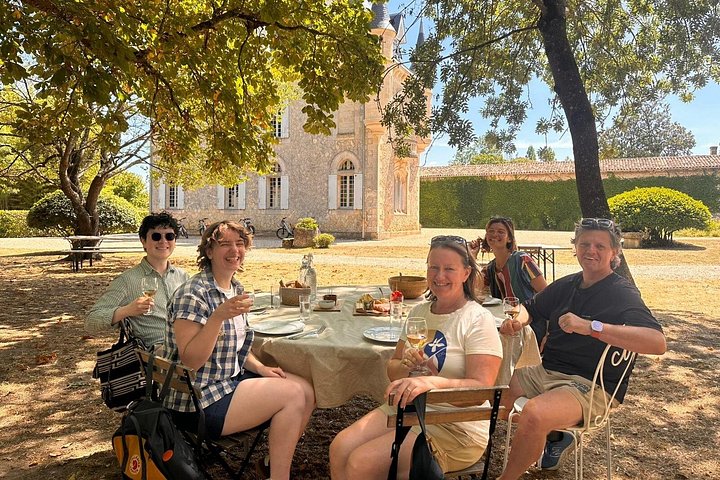Electric bike tour through Saint-Emilion vineyards with wine tasting and chateau lunch from Bordeaux, photo 9 | wizardtrip