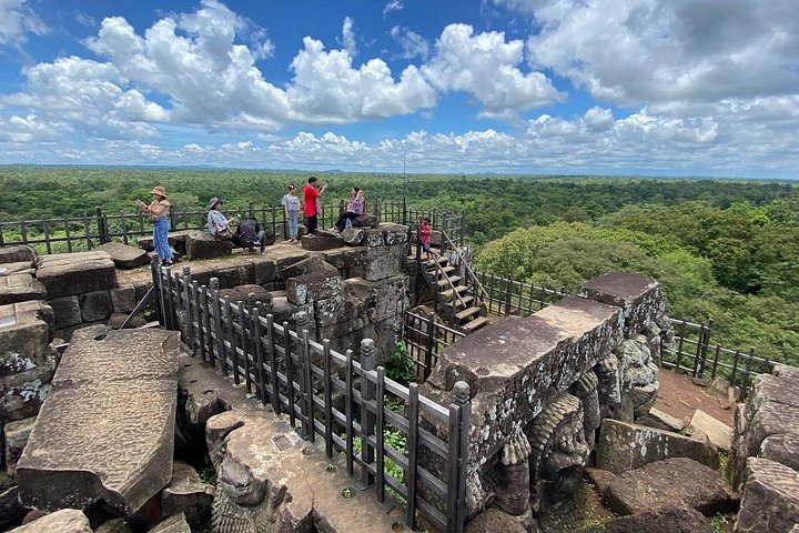 Explore templos camboyanos remotos como Koh Ker y Beng Mealea en un tour guiado de día completo desde Siem Reap, foto 19 | wizardtrip