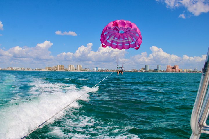 Avventura di parasailing sopra Clearwater Beach, Florida, con viste mozzafiato sulla costa e sull'oceano, foto 6 | wizardtrip