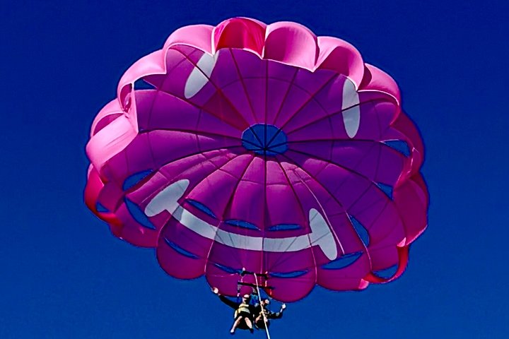 Avventura di parasailing sopra Clearwater Beach, Florida, con viste mozzafiato sulla costa e sull'oceano, foto 8 | wizardtrip
