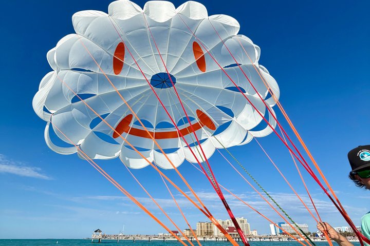 Avventura di parasailing sopra Clearwater Beach, Florida, con viste mozzafiato sulla costa e sull'oceano, foto 10 | wizardtrip