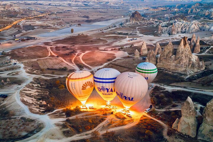 Heißluftballon schwebt bei Sonnenaufgang über Kappadokiens einzigartigen Felsformationen, Foto 6 | wizardtrip