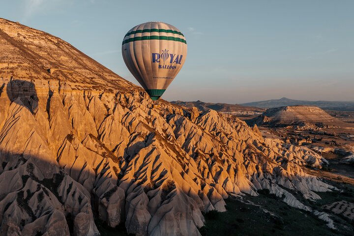 Heißluftballon schwebt bei Sonnenaufgang über Kappadokiens einzigartigen Felsformationen, Foto 7 | wizardtrip