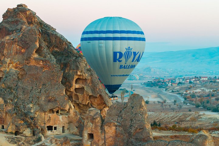 Heißluftballon schwebt bei Sonnenaufgang über Kappadokiens einzigartigen Felsformationen, Foto 8 | wizardtrip