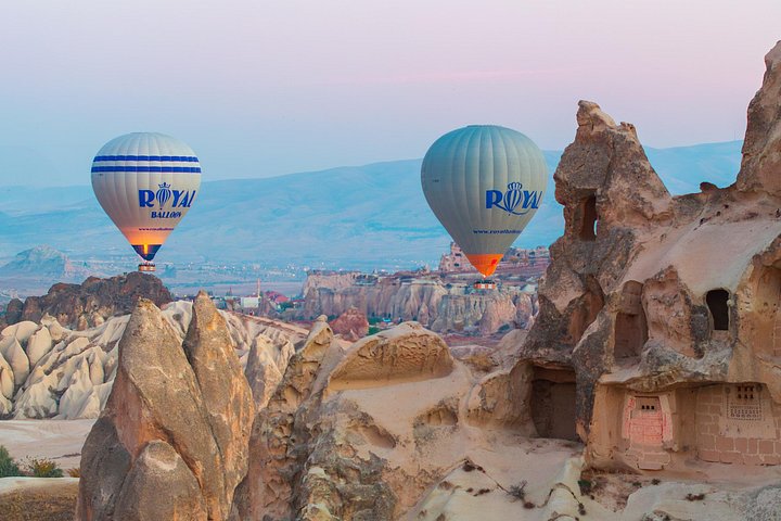 Heißluftballon schwebt bei Sonnenaufgang über Kappadokiens einzigartigen Felsformationen, Foto 9 | wizardtrip
