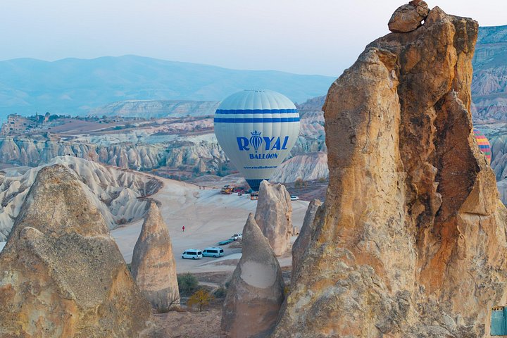 Heißluftballon schwebt bei Sonnenaufgang über Kappadokiens einzigartigen Felsformationen, Foto 10 | wizardtrip