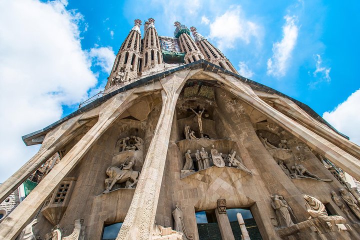 Liten gruppetur av Barcelonas høydepunkter, inkludert Sagrada Familia og Montjuic, foto 6 | wizardtrip