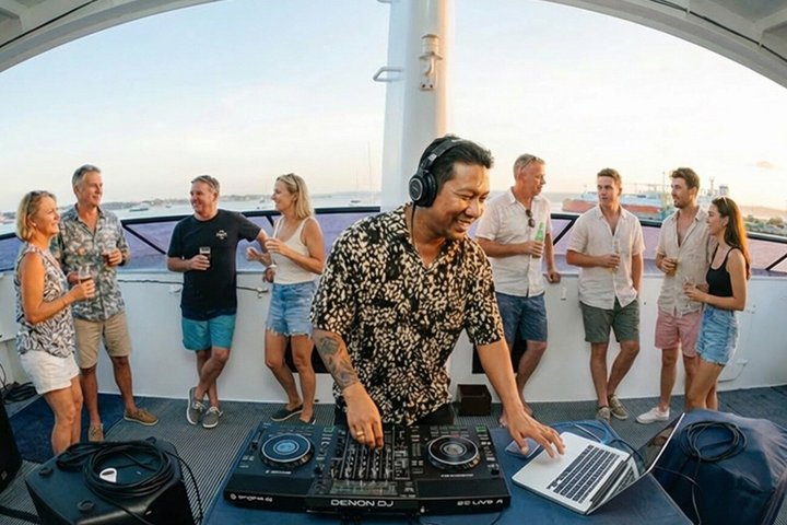 Sunset dinner cruise in Bali with live entertainment and buffet, photo 7 | wizardtrip