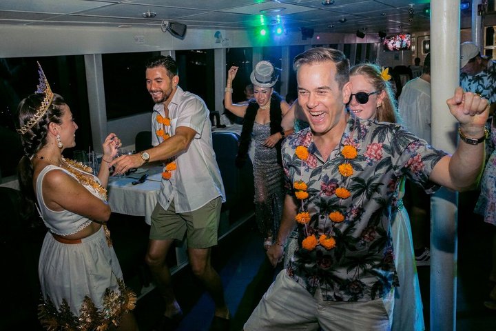 Sunset dinner cruise in Bali with live entertainment and buffet, photo 8 | wizardtrip