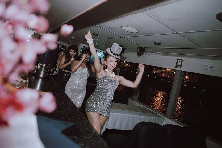 Sunset dinner cruise in Bali with live entertainment and buffet, photo 16 | wizardtrip