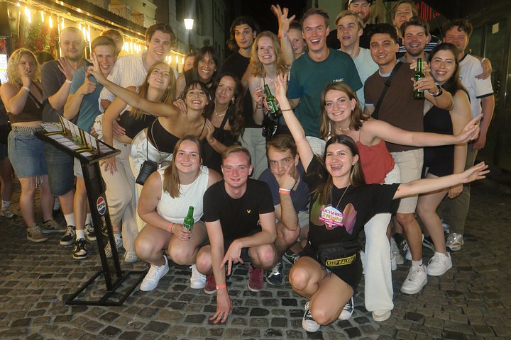 Découvrez la vie nocturne de Bucarest lors d'un pub crawl guidé dans le Vieux Bucarest, visitant plusieurs bars et clubs, photo 12 | wizardtrip